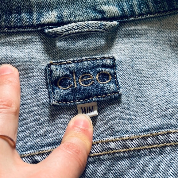 CLÉO vintage light wash blue jean jacket with major distressing size M - Picture 5 of 10